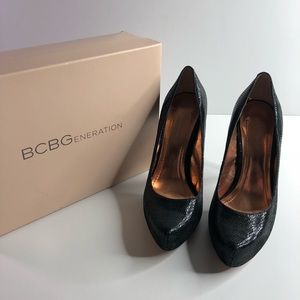 Black snakeskin textured pumps 9.5